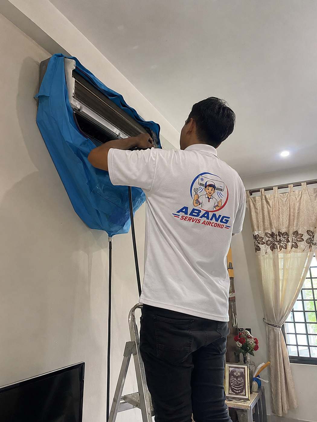 Chemical wash aircond di ruang tamu oleh Abang Servis Aircond