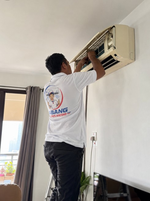 Juruteknik Abang Servis Aircond menjalankan servis aircond di rumah pelanggan