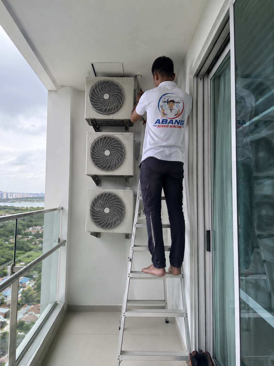 Servis kompresor aircond di balkoni di Subang Jaya oleh Abang Servis Aircond